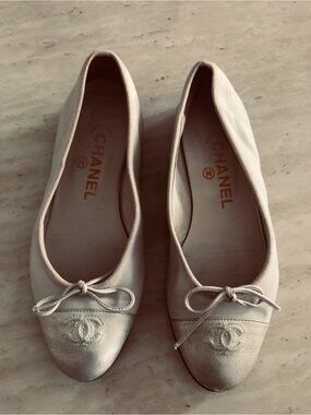 CHANEL Cream Leather Ballet Flats with Bow and CC Logo